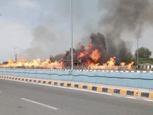 राजस्थान में एथेनॉल से भरा टैंकर पलटा, आग लगी:नेशनल हाईवे पर 200 मीटर तक लपटें फैली; ड्राइवर जिंदा जला, भाई ने कूदकर जान बचाई