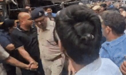 दिल्ली अग्निकांड शोकसभा में BJP-AAP कार्यकर्ताओं में झड़प:धक्कामुक्की हुई, कुर्सियां फेंकी; केजरीवाल बोले