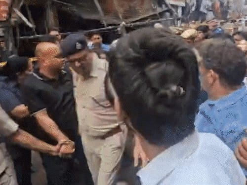 दिल्ली अग्निकांड शोकसभा में BJP-AAP कार्यकर्ताओं में झड़प:धक्कामुक्की हुई, कुर्सियां फेंकी; केजरीवाल बोले