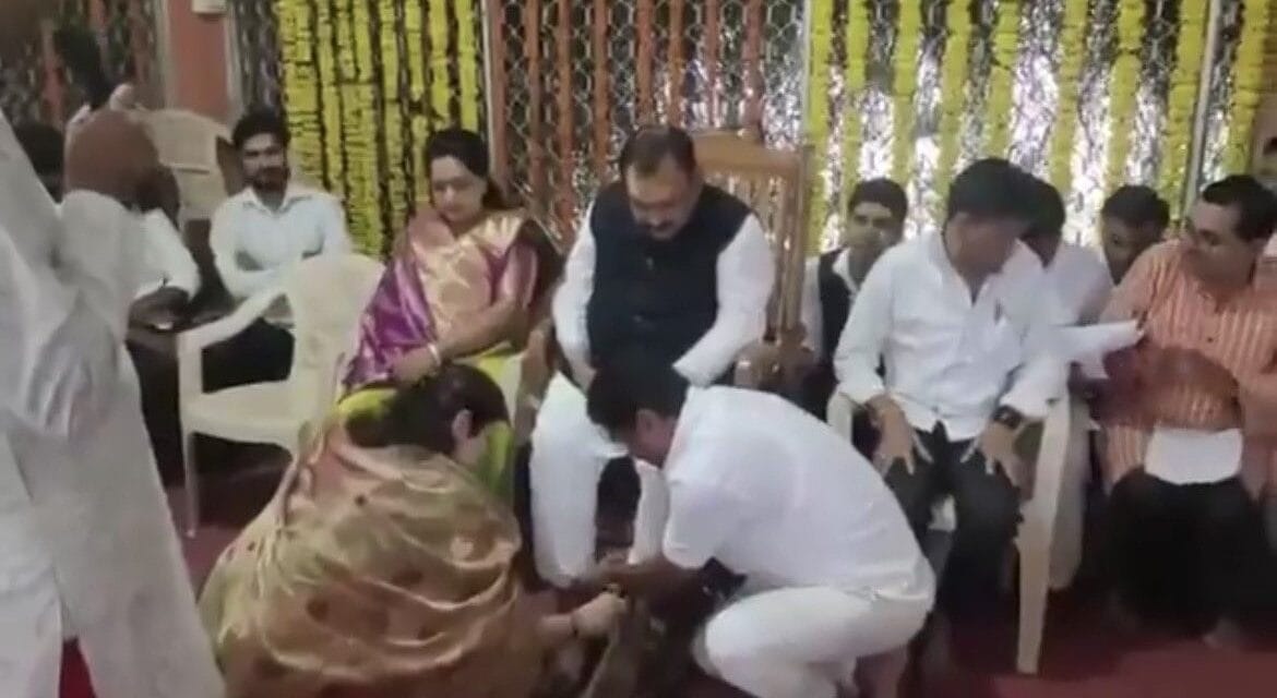 CM दिखाते थे हाथ, महिला आयोग अध्यक्ष धोती थीं पैर… इतना रसूखदार था रेप में गिरफ्तार ज्योतिषाचार्य