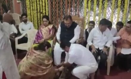 CM दिखाते थे हाथ, महिला आयोग अध्यक्ष धोती थीं पैर… इतना रसूखदार था रेप में गिरफ्तार ज्योतिषाचार्य