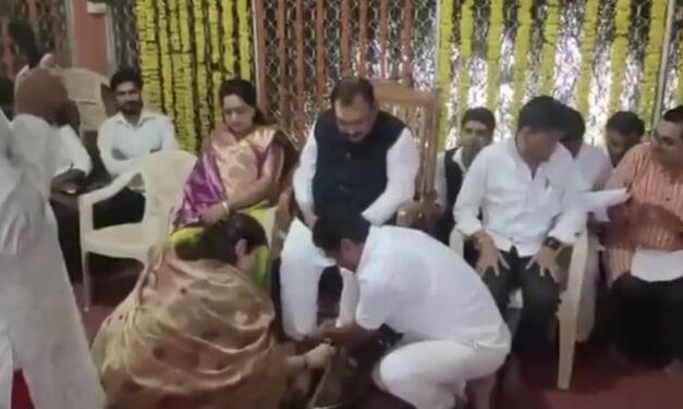 CM दिखाते थे हाथ, महिला आयोग अध्यक्ष धोती थीं पैर… इतना रसूखदार था रेप में गिरफ्तार ज्योतिषाचार्य