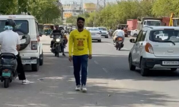 नक्सलियों ने किडनैप किया, सच्चाई जानकर खाना खिलाया,पैसे भी दिए:कमर में इंजरी ने क्रिकेटर बनने का सपना तोड़ा, 20 हजार किमी की पैदल यात्रा की