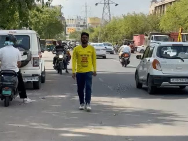 नक्सलियों ने किडनैप किया, सच्चाई जानकर खाना खिलाया,पैसे भी दिए:कमर में इंजरी ने क्रिकेटर बनने का सपना तोड़ा, 20 हजार किमी की पैदल यात्रा की