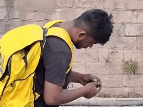 चंडीगढ़ में नशे में झूमते डिलीवरी बॉय का VIDEO:ढाई घंटे तक खड़ा रहा; आंखें बंद, मुंह में बीड़ी फंसी, लाइटर तक नहीं जला पाया