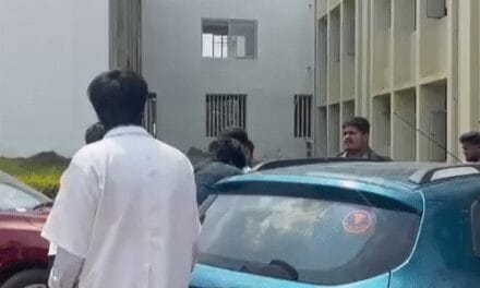 बेंगलुरु में प्रोफेसर ने क्लासरूम में छात्रा को प्रपोज किया:लड़की ने चप्पल से पीटा, कॉलेज के बाहर स्टूडेंट्स ने भी घेरकर मारपीट की