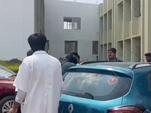 बेंगलुरु में प्रोफेसर ने क्लासरूम में छात्रा को प्रपोज किया:लड़की ने चप्पल से पीटा, कॉलेज के बाहर स्टूडेंट्स ने भी घेरकर मारपीट की