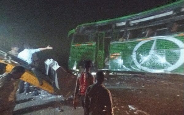 मध्यप्रदेश-CM के कार्यक्रम से लौट रही बस पलटी, 10 मौतें:छिंदवाड़ा में 30 से ज्यादा घायल; महिला और बच्चे का हाथ कटकर अलग