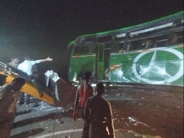 मध्यप्रदेश-CM के कार्यक्रम से लौट रही बस पलटी, 10 मौतें:छिंदवाड़ा में 30 से ज्यादा घायल; महिला और बच्चे का हाथ कटकर अलग