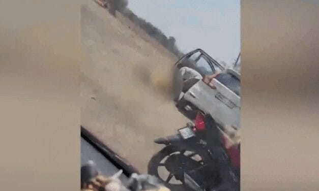 कर्नाटक में पति ने बीच सड़क पत्नी का गला काटा:फिर कार से कुचला, मौके पर मौत; राहगीरों ने वीडियो बनाया