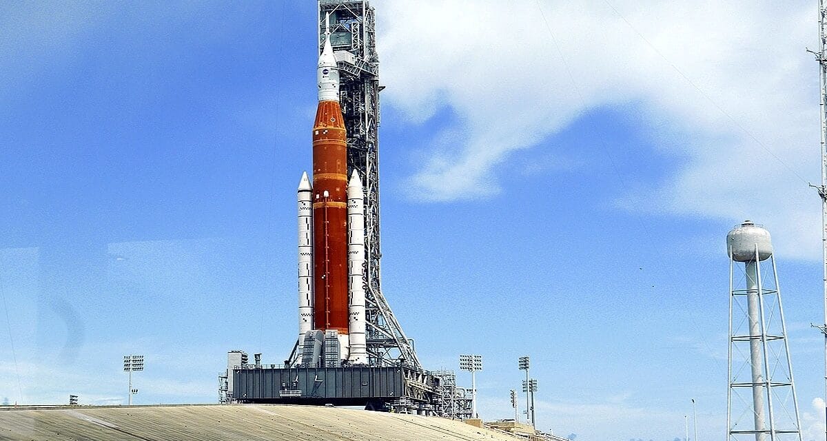 NASA Artemis II: 54 साल बाद कौन जा रहा है चांद का चक्कर लगाने, 1 को लॉन्चिंग