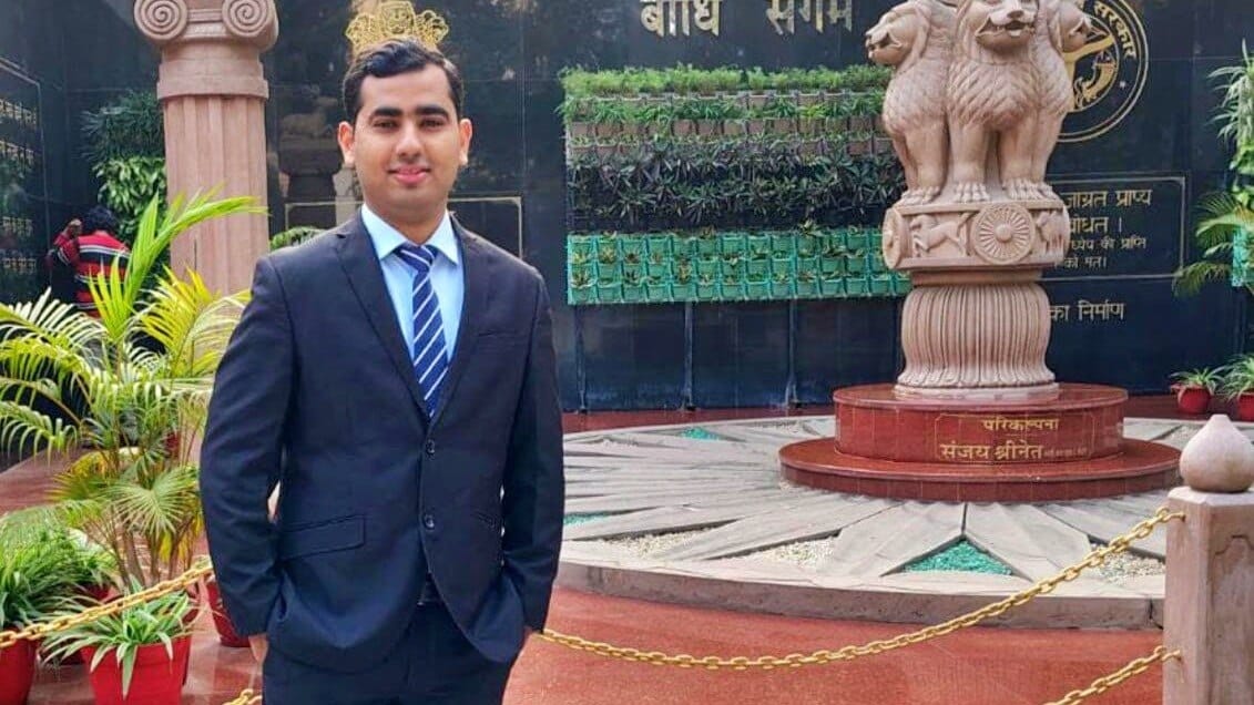 UPPSC रिजल्ट: आजमगढ़ के अखिल पहले ही प्रयास में बने असिस्टेंट कमिश्नर