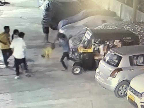 पिता से विवाद पर बच्चे को पैर पकड़कर पटका… VIDEO:सिर लोहे की रॉड पर मारा, हालत गंभीर; मुंबई की घटना