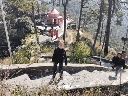 युद्ध के बीच शांति खोजने अल्मोड़ा पहुंचे इजराइली:टूरिस्ट बोला-धमाकों की अवाजे आती हैं, यहां आकर सेफ फील करते हैं