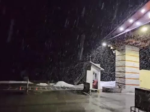 हिमाचल के ऊंचे पहाड़ों पर बर्फबारी, निचले इलाकों में बारिश:24 घंटे में 4.6॰C गिरा तापमान, 9 अप्रैल तक ओलावृष्टि-तूफान की चेतावनी