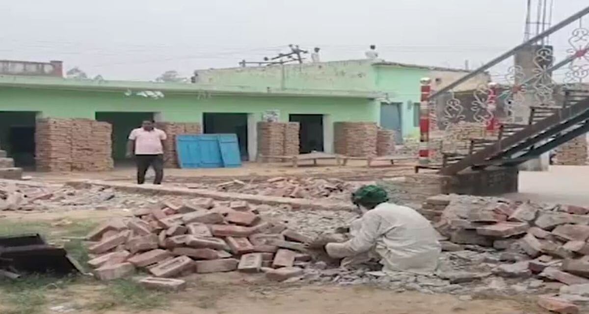 संभल में अल्टीमेटम के बाद मदरसा-मस्जिद और दुकानें खुद तोड़ने लगे ग्रामीण