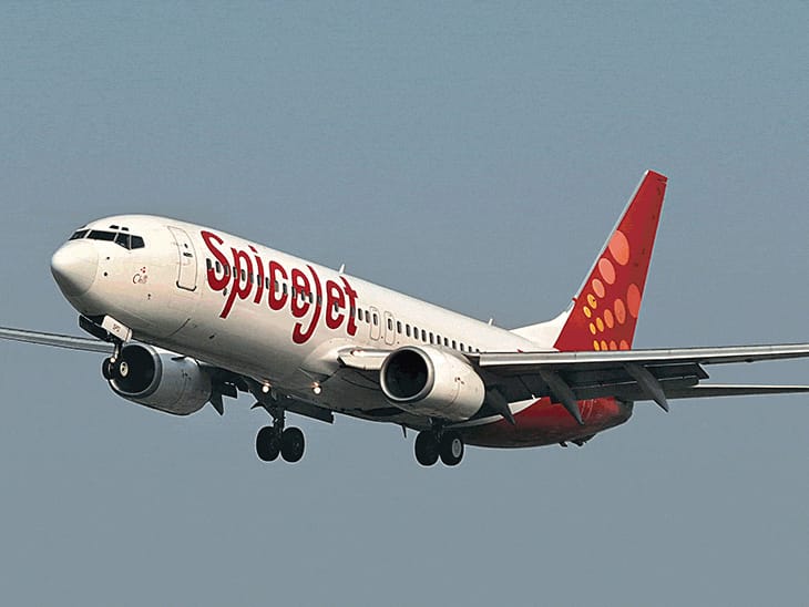 स्पाइसजेट में 20% स्टाफ की छंटनी होगी:सीनियर अफसरों को जनवरी से सैलरी नहीं मिली, बेड़े में खुद के 13 विमान ही बचे