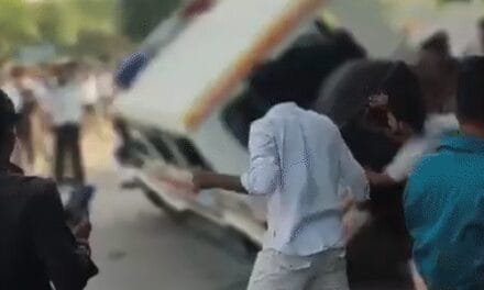 नोएडा-तोड़फोड़:पुलिस की गाड़ी पलटी, पथराव; आंसू गैस के गोले दागे