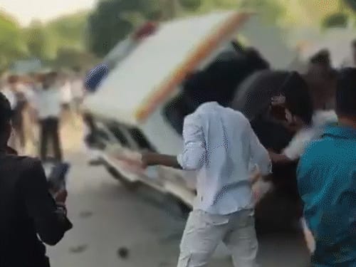 नोएडा-तोड़फोड़:पुलिस की गाड़ी पलटी, पथराव; आंसू गैस के गोले दागे