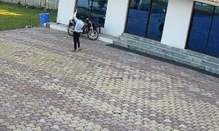 खजुराहो में युवक के जिंदा जलने का VIDEO:हेरिटेज रिसोर्ट से बंदर भगा रहा था, हाईटेंशन लाइन से टकराया पाइप