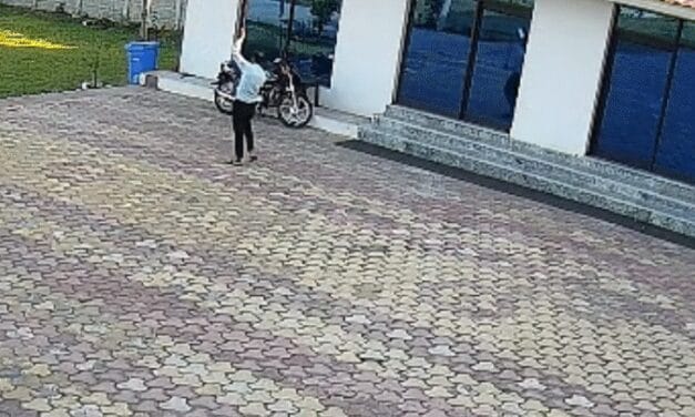 खजुराहो में युवक के जिंदा जलने का VIDEO:हेरिटेज रिसोर्ट से बंदर भगा रहा था, हाईटेंशन लाइन से टकराया पाइप