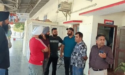 चलती ट्रेन में फायरिंग, 2 कर्मचारियों से 7 लाख लूटे:रामपुर में रफ्तार धीमी पड़ते ही कूदकर भागे; पीड़ित दिल्ली जा रहे थे