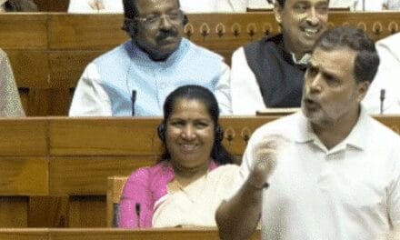 बिल गिरते ही भाजपा महिला सांसदों ने प्रदर्शन किया:संसद के बाहर पोस्टर दिखाए, राहुल ने चर्चा के दौरान दादी के किस्से सुनाए; संसद के मोमेंट्स