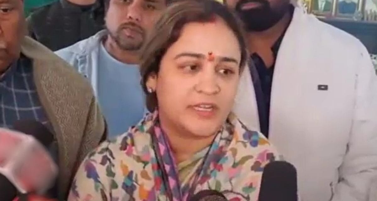 अपर्णा यादव ने जलाया सपा-कांग्रेस का झंडा, बोलीं