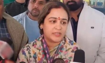 अपर्णा यादव ने जलाया सपा-कांग्रेस का झंडा, बोलीं