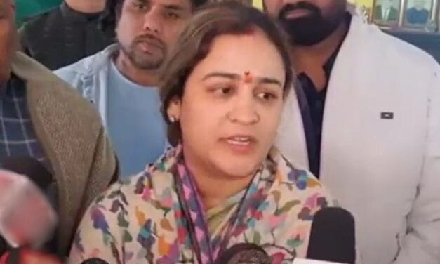 अपर्णा यादव ने जलाया सपा-कांग्रेस का झंडा, बोलीं