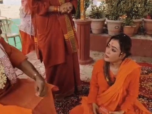 उज्जैन में मॉडल हर्षा रिछारिया ने लिया संन्यास:अब स्वामी हर्षानंद गिरि के नाम से जानी जाएंगी, पिंडदान के साथ त्यागा पिछला जीवन