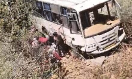200 फीट गहरी खाई में गिरी बस,दो महिलाओं की मौत:31 घायल, कपड़ों से रस्सी बनाकर बाहर निकाला, कंधों पर उठाकर लाए; इंश्योरेंस-फिटनेस हो चुका खत्म