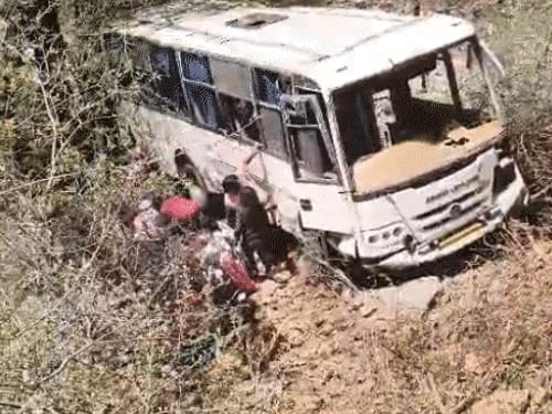200 फीट गहरी खाई में गिरी बस,दो महिलाओं की मौत:31 घायल, कपड़ों से रस्सी बनाकर बाहर निकाला, कंधों पर उठाकर लाए; इंश्योरेंस-फिटनेस हो चुका खत्म