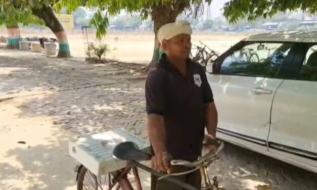 टॉयलेट सीट लेकर बेटी का नाम लिखाने स्कूल पहुंचा पिता?
