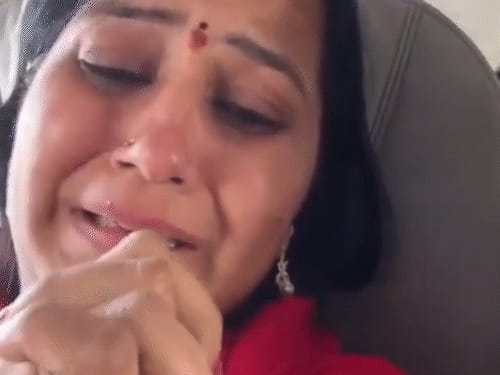 हैदराबाद-हुबली फ्लाइट 2 घंटे हवा में चक्कर काटती रही:खराब मौसम के चलते हिलने लगा प्लेन; VIDEO में पैसेंजर रोते और प्रार्थना करते नजर आए