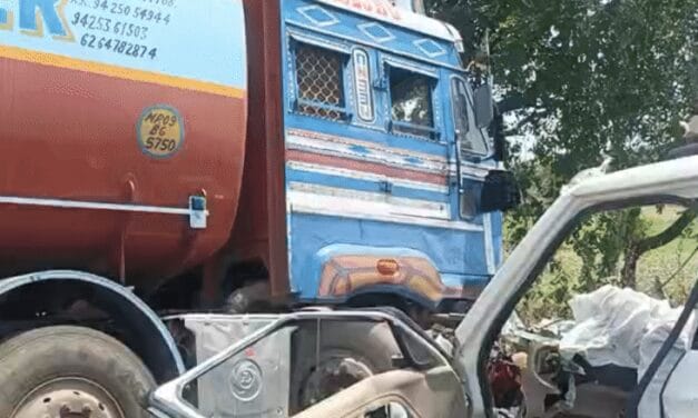 MP में टैंकर ने कार को रौंदा, 6 की मौत:एक घंटे गाड़ी में फंसे रहे युवकों के शव; बड़वानी में बारात से लौटते समय हादसा