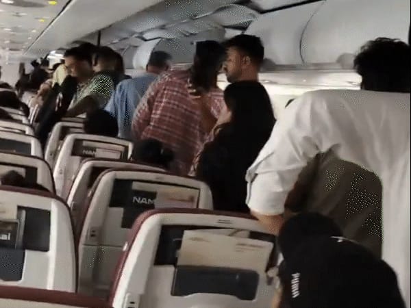 एअर इंडिया फ्लाइट में घंटों बिना AC के बैठे यात्री:दिल्ली एयरपोर्ट पर हंगामा; इंदौर के लिए 3 घंटे डिले के बाद भरी उड़ान