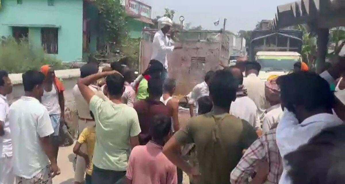पत्नी को डायन बताकर पीट रही थी भीड़, बचाने गया बुजुर्ग पति तो कर दी हत्या