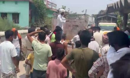 पत्नी को डायन बताकर पीट रही थी भीड़, बचाने गया बुजुर्ग पति तो कर दी हत्या