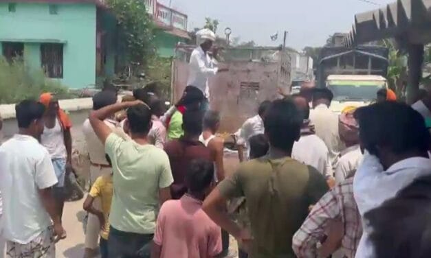 पत्नी को डायन बताकर पीट रही थी भीड़, बचाने गया बुजुर्ग पति तो कर दी हत्या