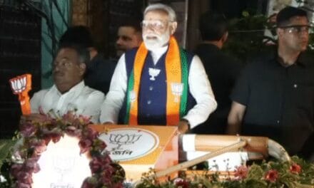 बंगाल में PM बोले-माटी और मानुष का सम्मान नहीं; कोलकाता में काली मंदिर गए, रोड शो किया