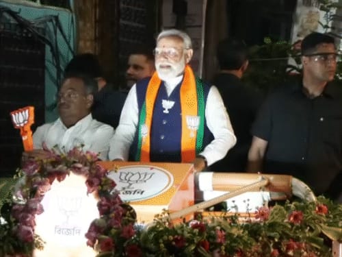 बंगाल में PM बोले-माटी और मानुष का सम्मान नहीं; कोलकाता में काली मंदिर गए, रोड शो किया