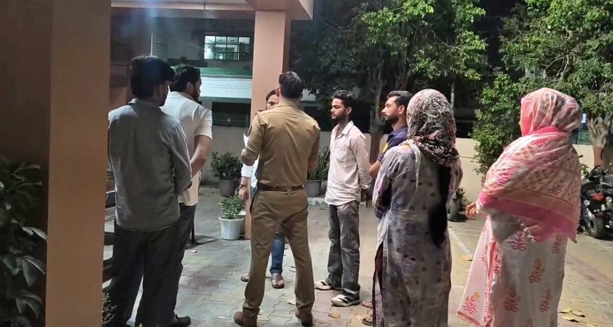 'चाची आई लव यू' बोलना पड़ा भारी, लड़की ने बीच सड़क सिखाया सबक