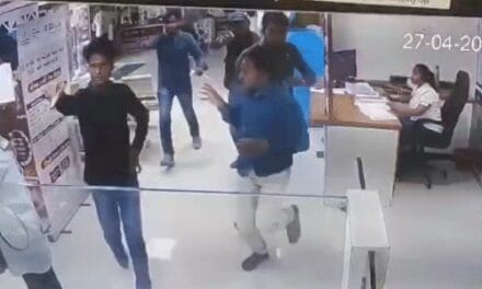 सूरत की SBI ब्रांच में 50 लाख रुपए की लूट:लुटेरों ने बंदूक दिखाकर स्टाफ को बंधक बनाया, स्पोर्ट्स बाइक से भाग निकले