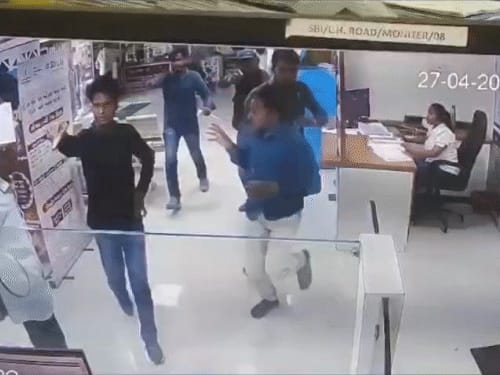 सूरत की SBI ब्रांच में 50 लाख रुपए की लूट:लुटेरों ने बंदूक दिखाकर स्टाफ को बंधक बनाया, स्पोर्ट्स बाइक से भाग निकले