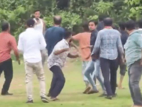 बंगाल में वोटिंग के दौरान हिंसा-मारपीट, 9 VIDEO:BJP कैंडिडेट की कार में तोड़फोड़, एजेंट पर रॉड से हमला; TMC पार्षद और निर्दलीय प्रत्याशी में मारपीट