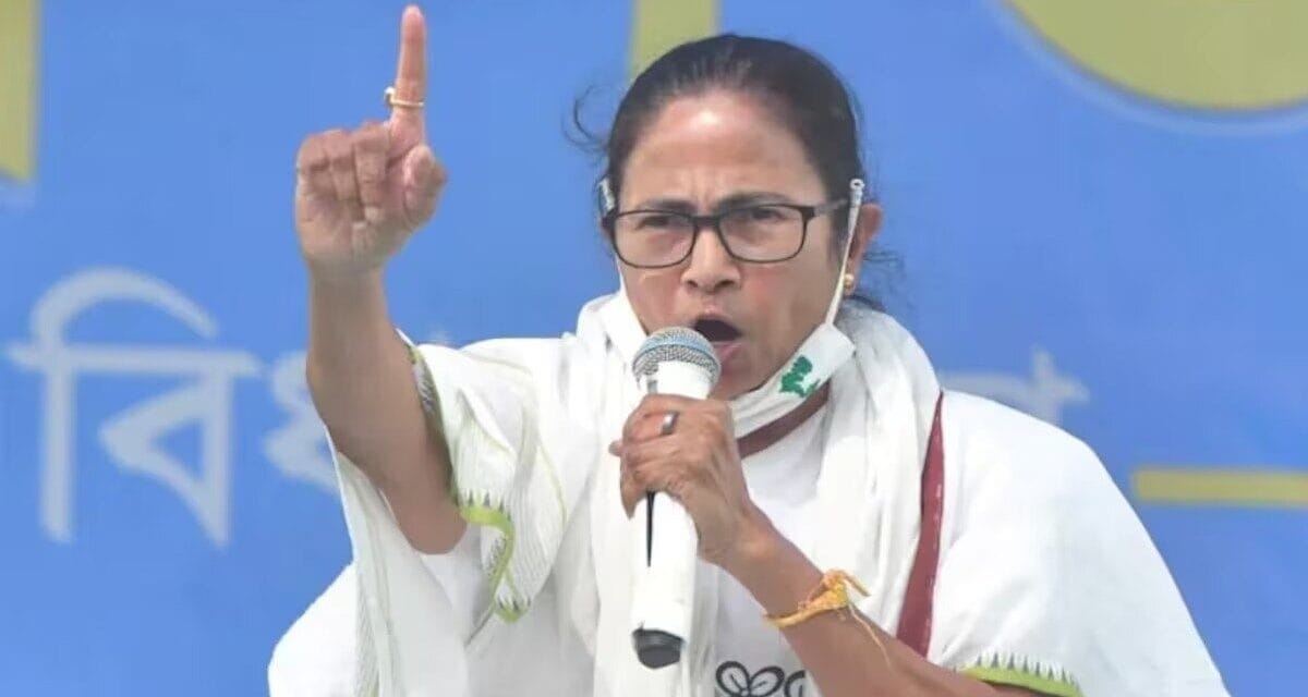 'किसी भी हाल में EVM लूटने नहीं देंगे', स्ट्रॉन्ग रूम से बाहर निकलकर बोलीं ममता बनर्जी