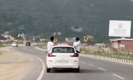 किरतपुर-मनाली फोरलेन पर पर्यटकों का हुड़दंग:चलती कार से बाहर निकलकर बीयर पीते दिखे युवक; वीडियो सोशल मीडिया पर वायरल