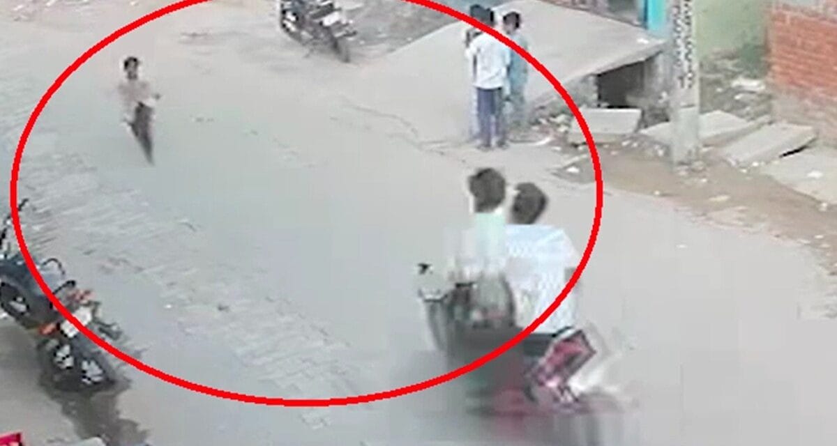 VIDEO: घर से निकली 5 वर्षीय बच्ची, तभी तेज रफ्तार बाइक सवार ने मार दी टक्कर, मौत