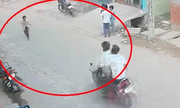 VIDEO: घर से निकली 5 वर्षीय बच्ची, तभी तेज रफ्तार बाइक सवार ने मार दी टक्कर, मौत